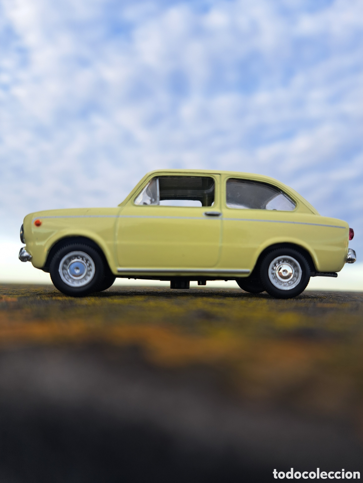 Coches a escala: &bull; Coche Miniatura SEAT 850 Amarillo 1:43 Solido Vintage