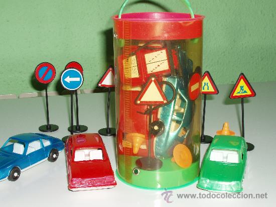 Voitures &agrave; l'&eacute;chelle: Tubo novol&iacute;nea con 3 coches y otros accesorios