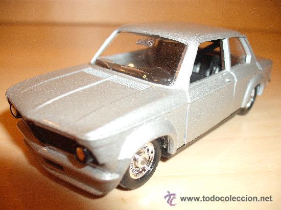 Voitures &agrave; l'&eacute;chelle: BMW 2002 TURBO metal pl&aacute;stico marca s&oacute;lido