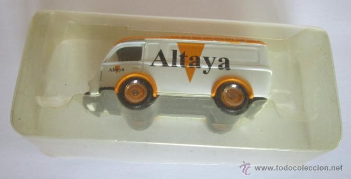 Voitures &agrave; l'&eacute;chelle: FURGONETA ALTAYA, CORGI RENAULT 1,000 KG, EN CAJA. CC