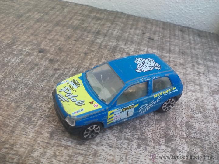 Coches a escala: Burago. Renault Clio. 1/43. Michelin