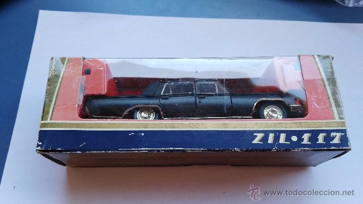 Auto in scala: coche antiguo ruso zil 117 en caja