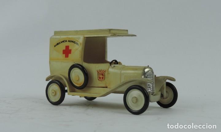 Coches a escala: COCHE GUISVAL, ANTIGUA AMBULANCIA MUNICIPAL CITROEN DE 1923 EN PLASTICO, CON ALGUNA FALTA, VER TODAS