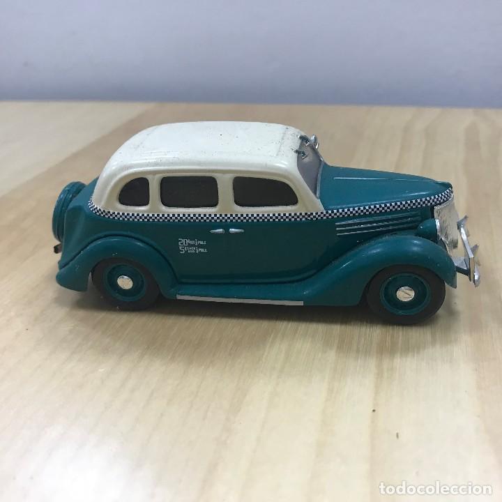 Auto in scala: COCHE FORD A . ESCALA 1:43