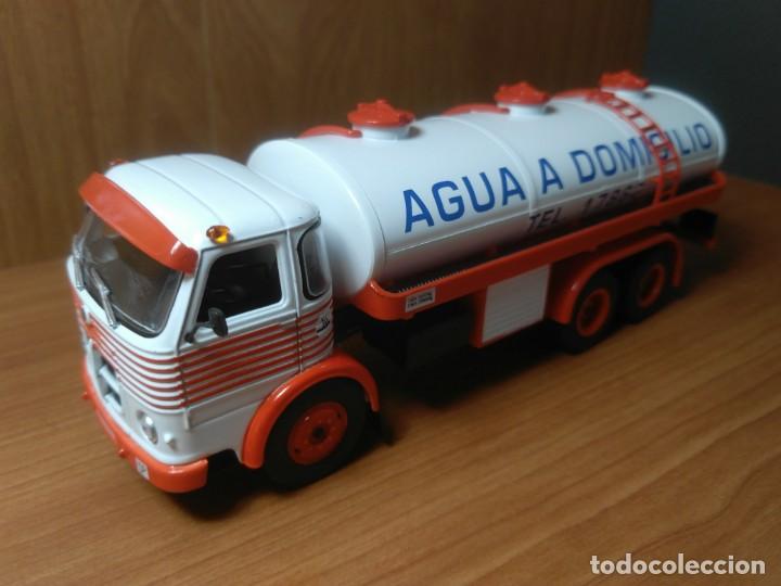 Auto in scala: PEGASO COMET, DOBLE EJE, CISTERNA AGUA A DOMICILIO , 1/43 IXO-ALTAYA, NUEVO