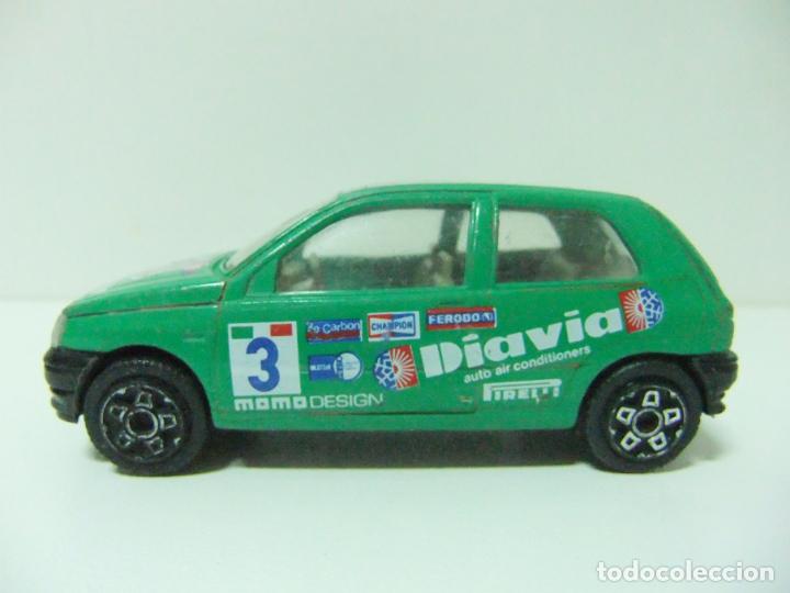 Coches a escala: RENAULT CLIO - BURAGO BBURAGO ESCALA 1:43 - COCHE MINIATURA AUTOM&Oacute;VIL JUGUETE MOMO ELF