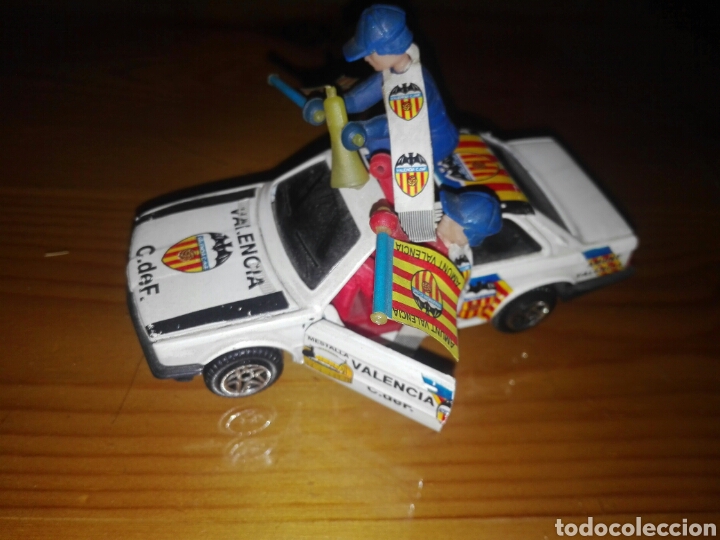 Voitures &agrave; l'&eacute;chelle: Antiguo coche con aficionados del VALENCIA CF.