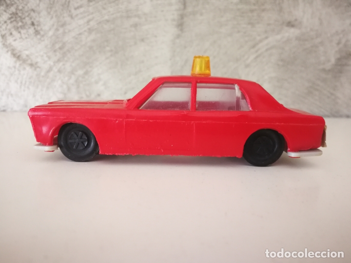 Coches a escala: ANTIGUO COCHE DE PL&Aacute;STICO DURO - Foto 1