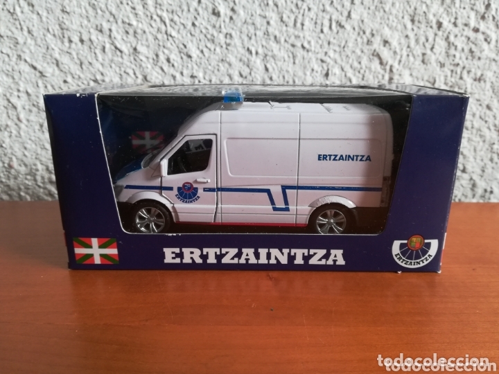 Carros em escala: Furgoneta Ertzaintza - Polic&iacute;a Aut&oacute;noma Vasca - Motor