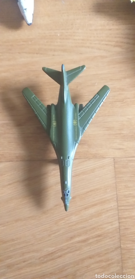 Coches a escala: Avi&oacute;n de metal de guerra