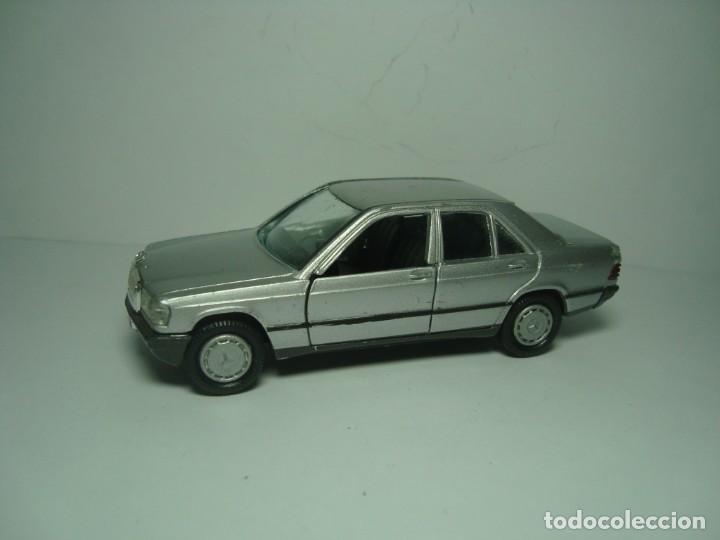 Voitures &agrave; l'&eacute;chelle: MERCEDES 190 DE LA MARCA GAMA 1,43 MUY BUENO