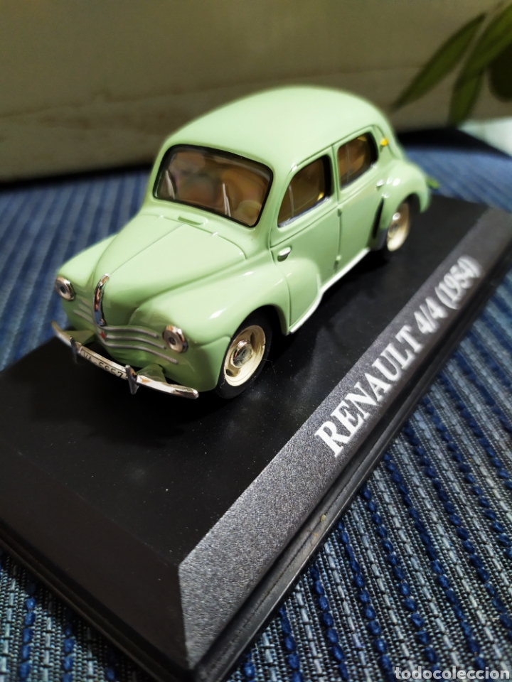 Auto in scala: renault 4/4 1954 altaya completo con urna transparente