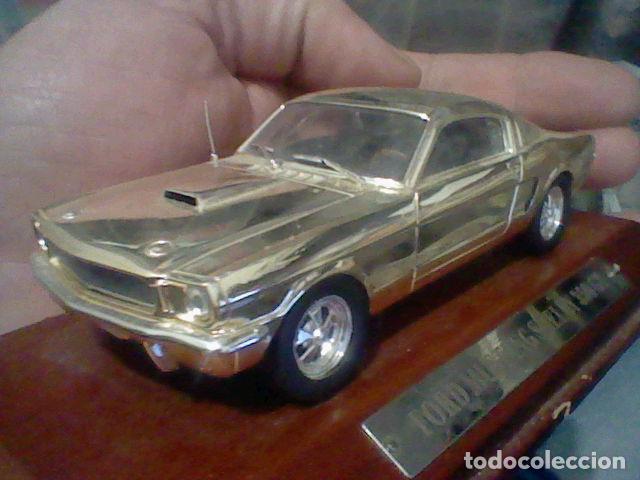 Auto in scala: MUSTANG SHELBY FORD 350 GT METAL PLATEADO SOBRE PEANA MADERA SIN BURBUJA