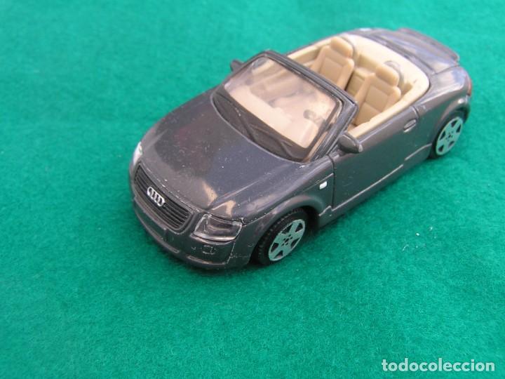 Coches a escala: Audi TT Roadster de la marca MAISTO. Metal. Escala 1/43. Parabrisas algo desencajado ( ver fotos).