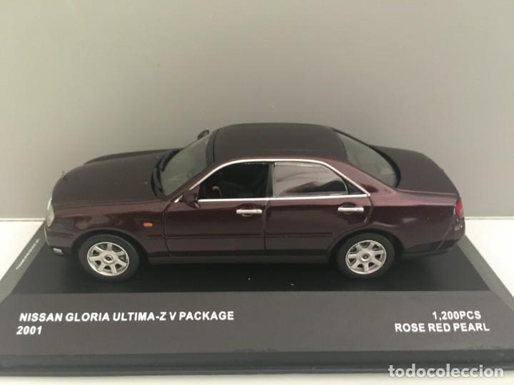 Carros em escala: Coche nissan gloria ultima-z v package 2001 rojo marr&Oacute;n met&Aacute;lico. escala 1/43.