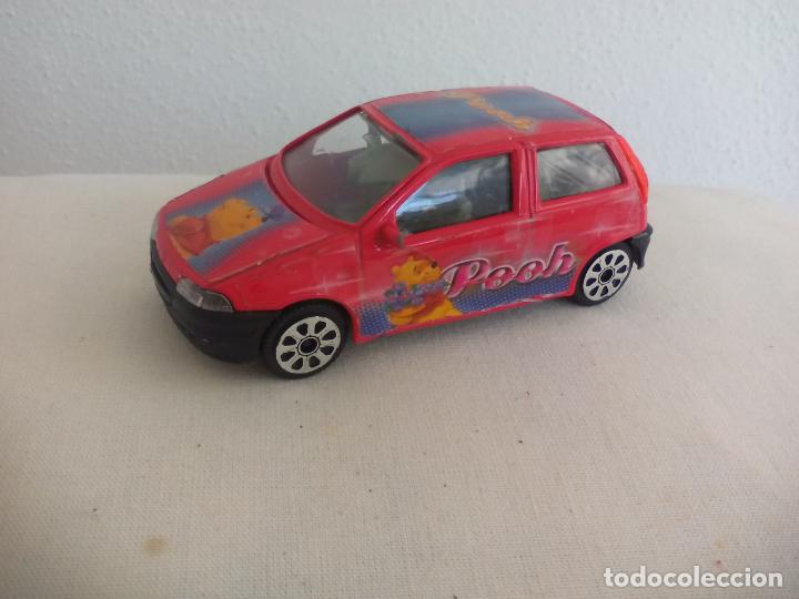 Model Cars: coche BURAGO, FIAT PUNTO, ESCALA 1/43. CON PEGANINAS DE WINNIEH THE POOH