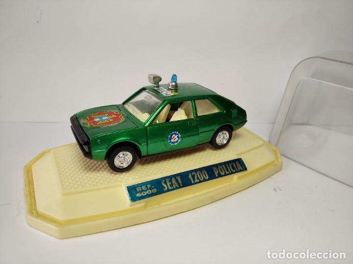 Auto in scala: SEAT 1200 1430 POLICIA DE LA MARCA MIRA.ESCALA 1,43. NUEVO EN SU CAJA .RAREZA