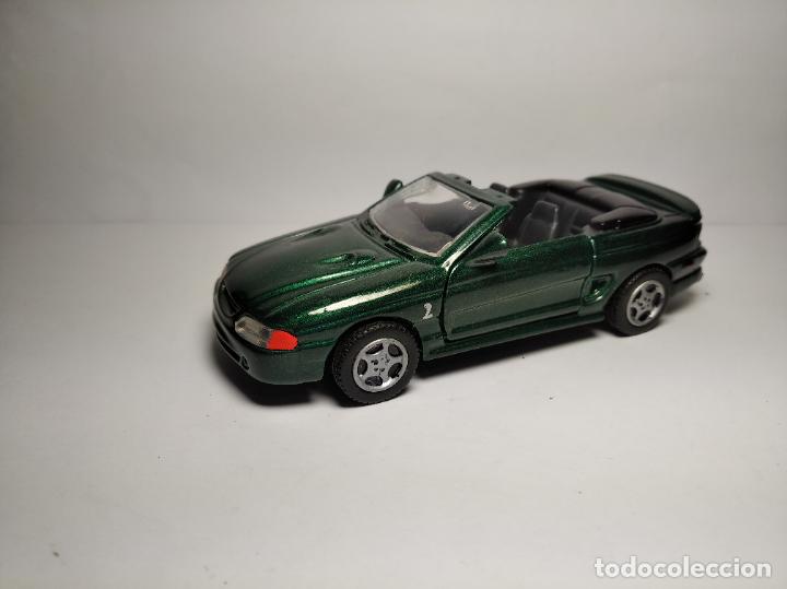 Voitures &agrave; l'&eacute;chelle: FORD MUSTANG CABRIO 1998 DE MOTORMAX MOTOR MAX 1,43 METAL
