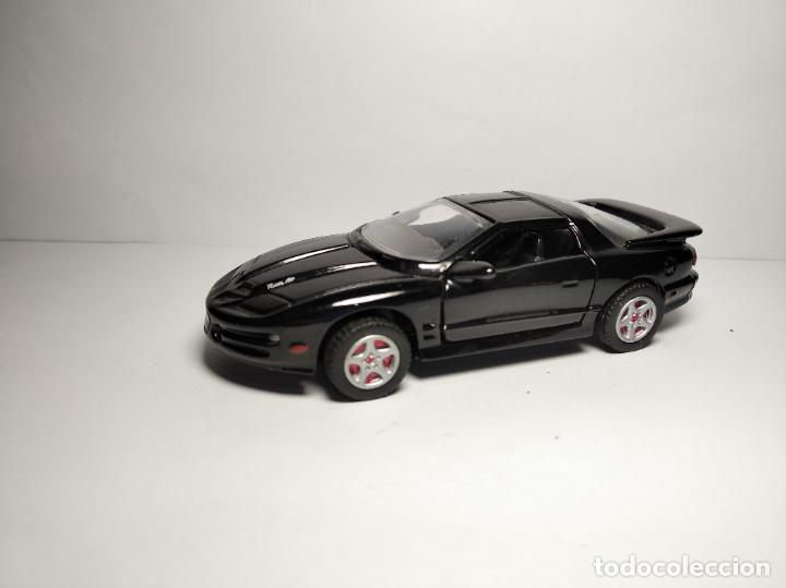 Voitures &agrave; l'&eacute;chelle: PONTIAC FIREBIRD 1998 DE MOTORMAX MOTOR MAX 1,43 METAL