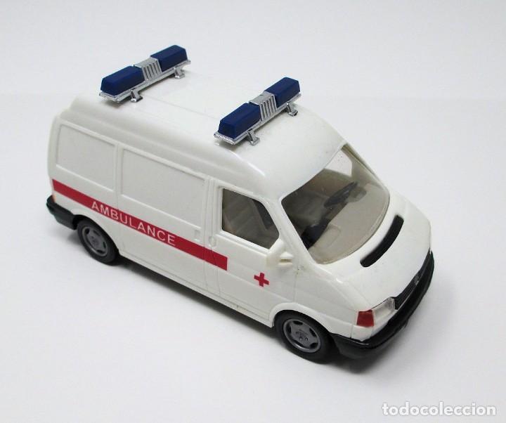 Auto in scala: Ambulancia de pl&aacute;stico r&iacute;gido.