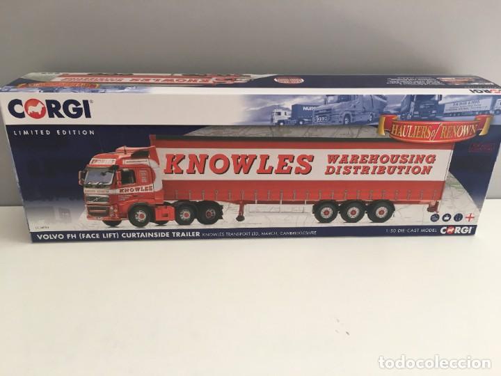 Auto in scala: CAMI&Oacute;N VOLVO FH (FACE LIFT) CURTAINSIDE TRAILER DE CORGI ESCALA 1/50