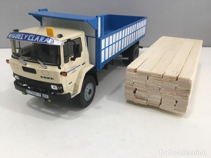 Auto in scala: CAMI&Oacute;N EBRO P260 (1973) CON MATR&Iacute;CULA DE VALENCIA Y CARGA DE MADERA ARTESANAL ESCALA 1/43.