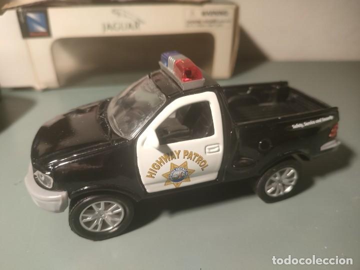 Auto in scala: PICK UP POLICIA CALIFORNIA