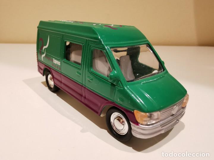 Auto in scala: Tins Toys Carven Van 1/43
