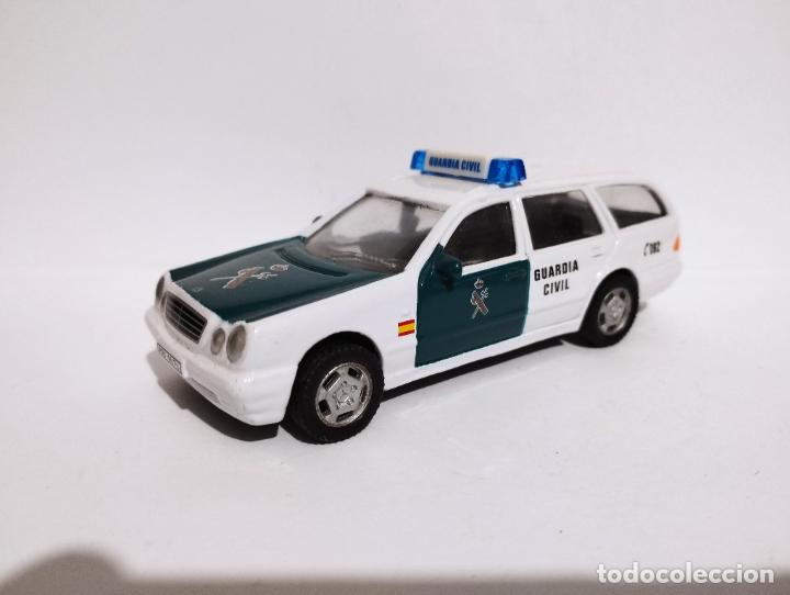 Auto in scala: MERCEDES CLASE E 300 T GUARDIA CIVIL DE HONGWELL CARARAMA 1,43