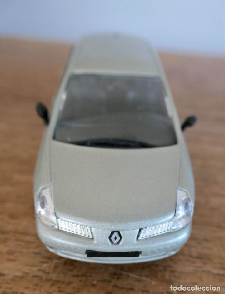 Miniature Norev 1/43 – Renault Vel Satis Initiale – Couleur Argent – Collection