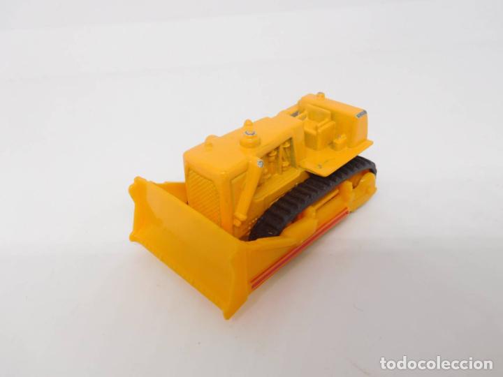 Voitures &agrave; l'&eacute;chelle: M69 Maquina Excavadora en metal y pl&aacute;stico sin marca de fabricante