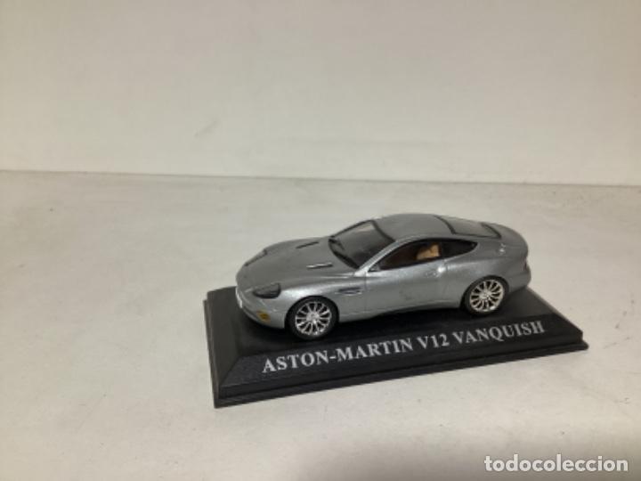 Voitures &agrave; l'&eacute;chelle: Altaya 1/43 Coche Aston Mart&iacute;n V12 Vanquish con Peana