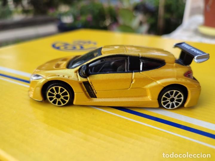 Coches a escala: Coche colecci&oacute;n Renault Megane Sport-Escala 1:43 Burago Amarillo metalizado