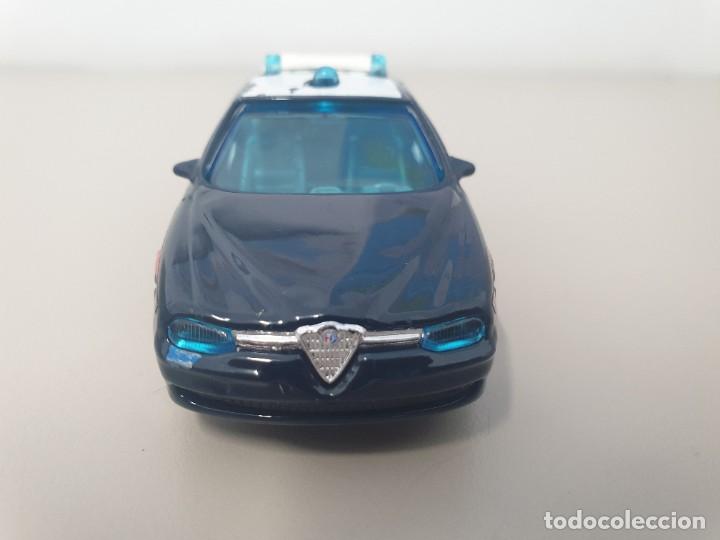 Auto in scala: Burago.Alfa Romeo 156 Carabinieri. ech 1/43. buen estado