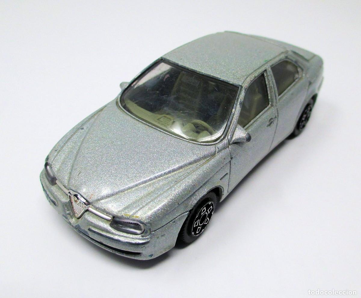 Auto in scala: Alfa Romeo 156 de Burago - Escala 1/43