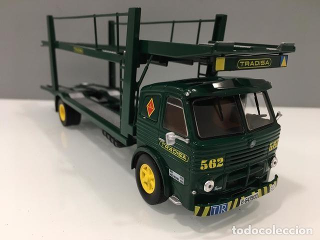 Auto in scala: TRUCK CAMI&Oacute;N PEGASO 1060L TRADISA (1970). DIECAST. 1/43. IXO