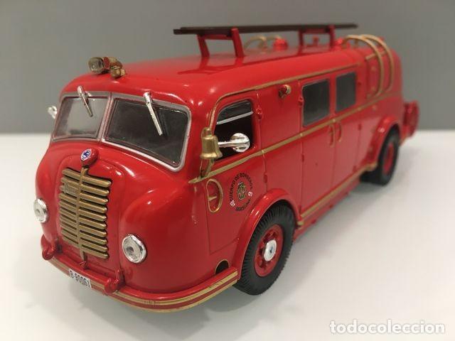 Auto in scala: CAMI&Oacute;N BOMBEROS FIRE TRUCK PEGASO Z-901 BOMBEROS BARCELONA CITY 1950. DIECAST. 1/43. IXO
