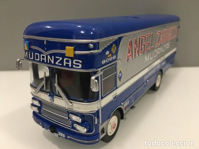 Auto in scala: TRUCK CAMION PEGASO 1095 LDR CAPITON&Eacute;. (1968). DIECAST 1/43. IXO
