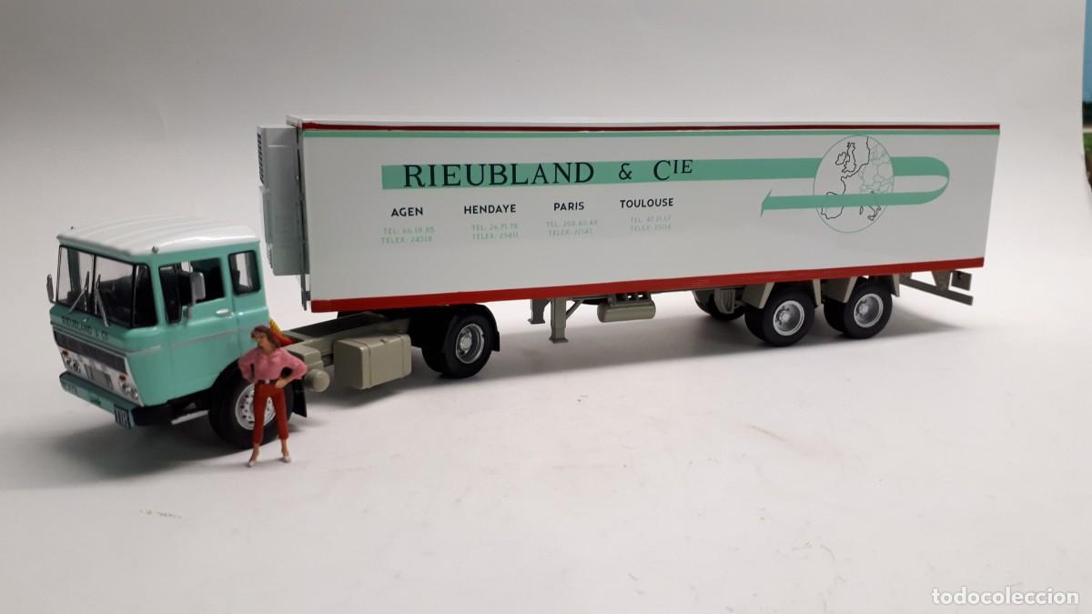 Model Cars: CAMION TRUCK & TRAILER DAF 2600 (1960). DIECAST 1/43. IXO
