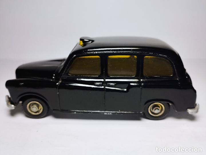 Auto in scala: AUSTIN FX LONDON TAXI DE BUDGIE MODELS 1,43
