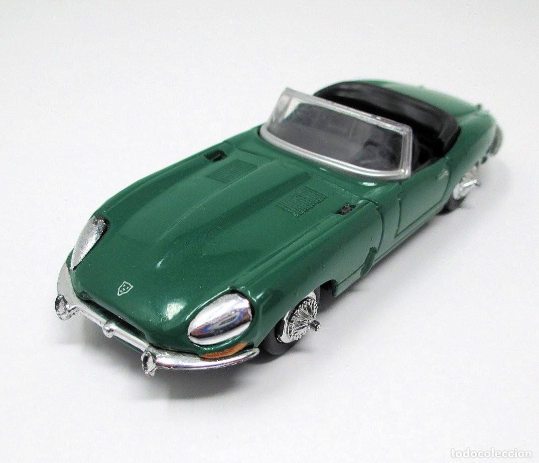 Auto in scala: Coche Jaguar &rdquo;E&rdquo; Cabriolet de 1961 de New Ray - Escala 1/43 (Faltan retrovisores)