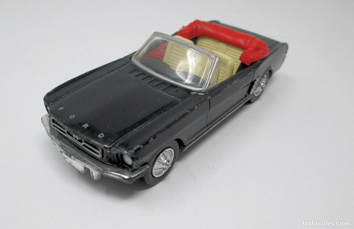 Voitures &agrave; l'&eacute;chelle: Ford Mustang de 1964 - Escala 1/43 de New Ray 1997 (Falta volante)