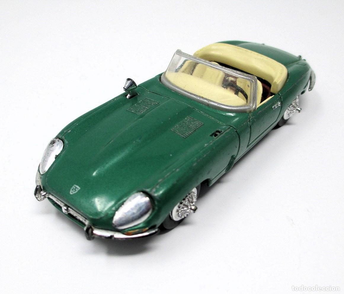 Voitures &agrave; l'&eacute;chelle: Coche Jaguar &rdquo;E&rdquo; Cabriolet de 1961 de New Ray - Escala 1/43 (Falta 1 retrovisor)