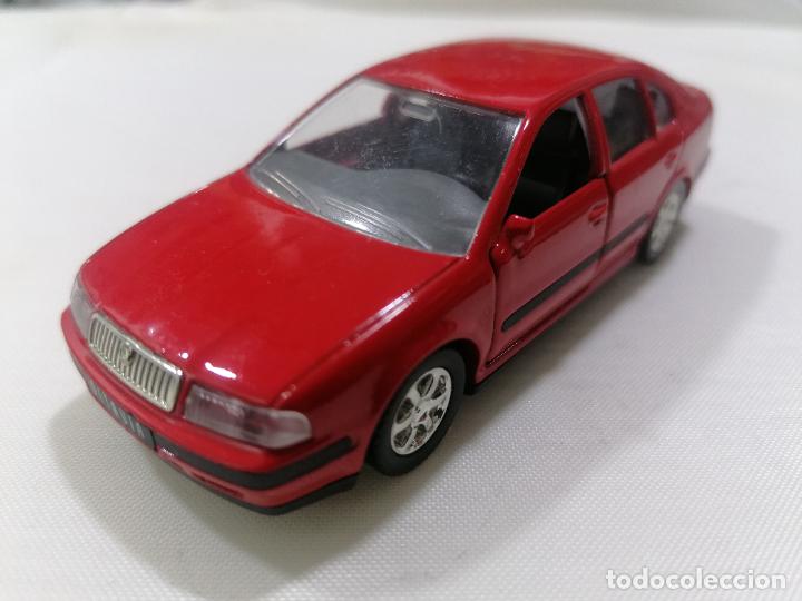 Auto in scala: SKODA OCTAVIA METAL ROJO, ESCALA 1 /43