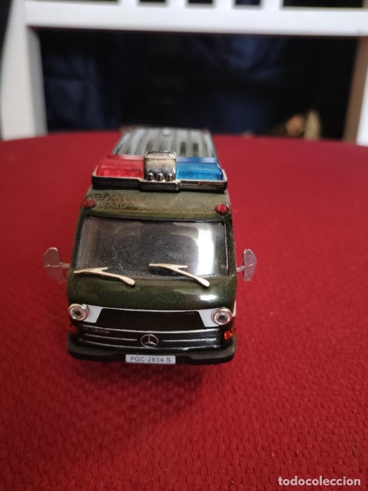 Voitures &agrave; l'&eacute;chelle: FURGONETA MERCEDES DE LA GUARDIA CIVIL