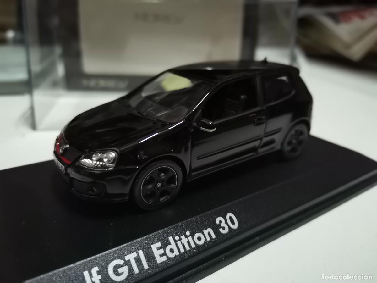 Volkswagen Golf GTI noire en miniature auto-horloge -05