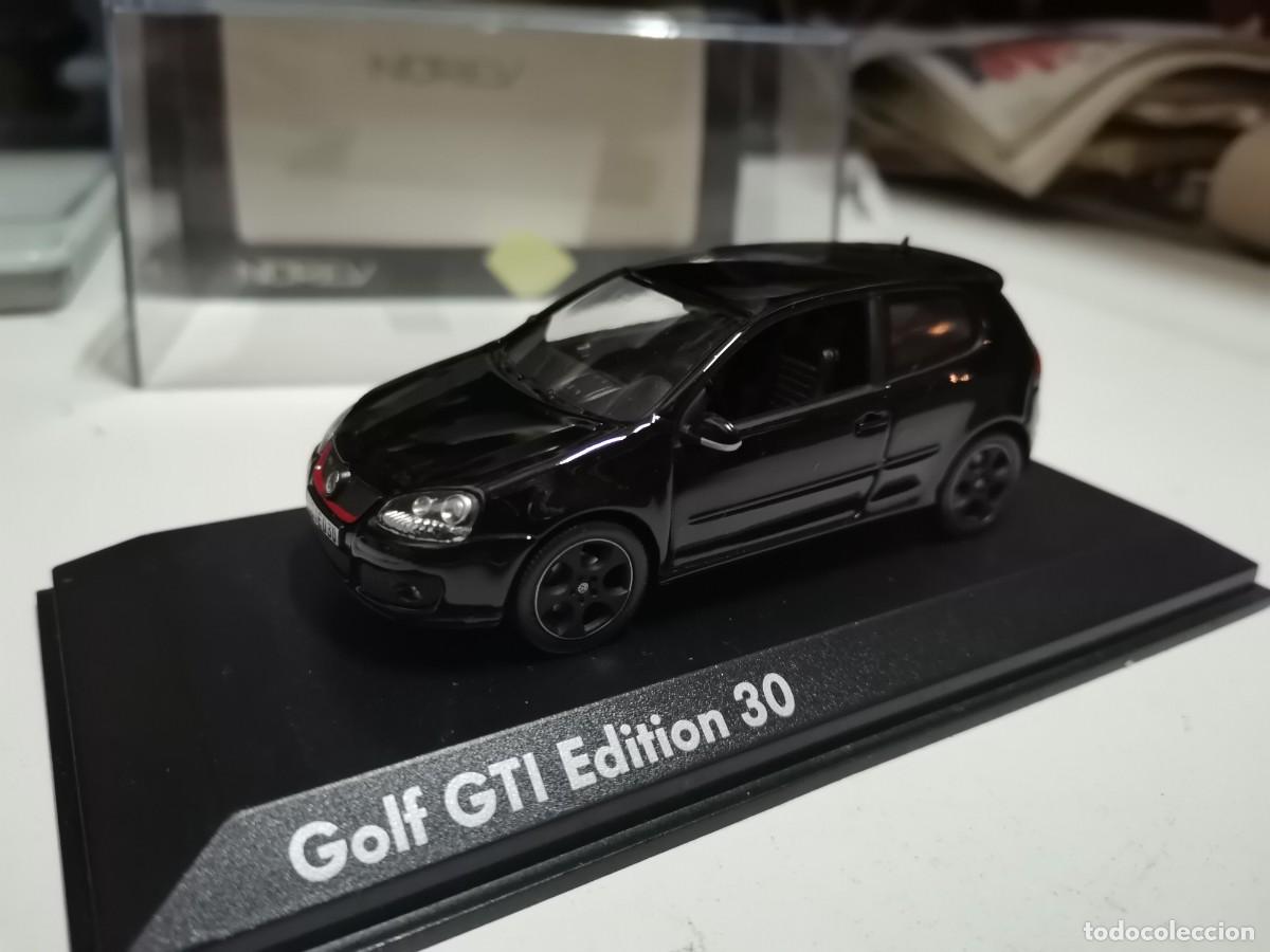 Golf GTI noire en auto horloge miniature 