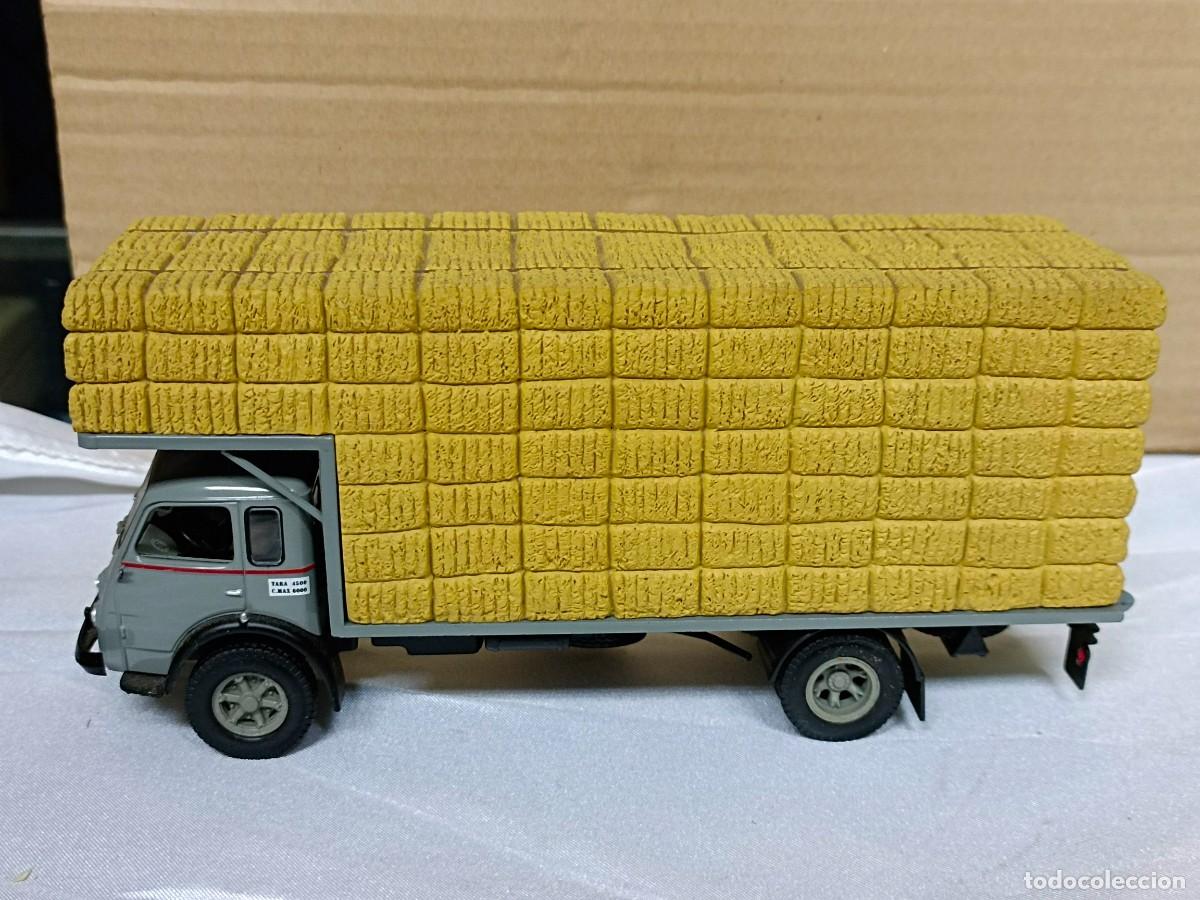 Coches a escala: CAMI&Oacute;N RENAULT FAINEANT * IXO 1/43 * TRANSPORTE BALAS DE PAJA * MATRICULA DE BURGOS