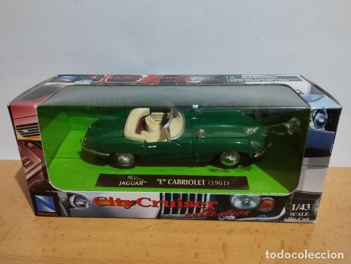 Coches a escala: JAGUAR TYPE E CABRIOLET DE NEW RAY 1,43 NUEVO EN SU CAJA
