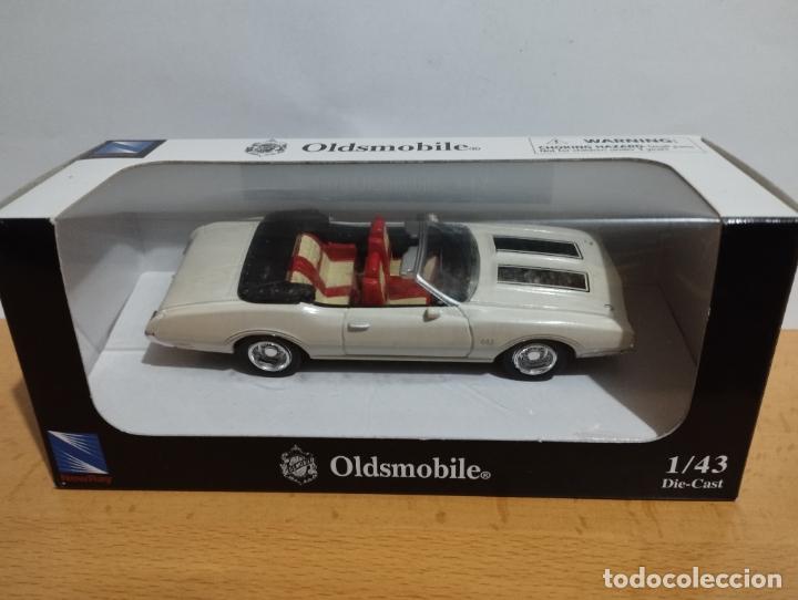 Auto in scala: OLDSMOBILE CUTLASS 4 4 2 1970 DE NEW RAY 1,43 NUEVO EN SU CAJA